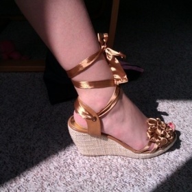 Měděné botičky se zavazováním kolem kotníku