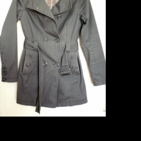 Šedý trenchcoat s kapucí Camaieu