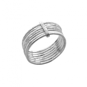 Stříbrný prstýnek, který se skládá ze sedmi různých stříbrných prstenů