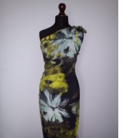 Doplňky k výrazným asymetrickým šatům