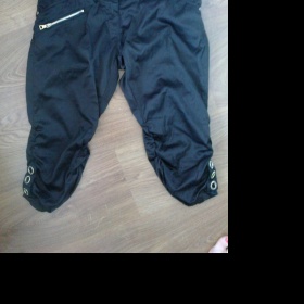 Černé kalhoty po kolena ze saténu