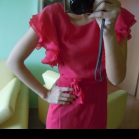 Růžovo červené šaty s volánky Asos