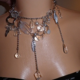 Výrazný náhrdelník z čirých korálků