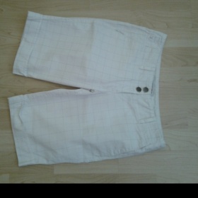 Bílé kraťasy Fishbone nad kolena