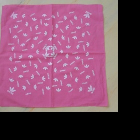 Světle růžový šátek s potiskem znáčků Adidas - foto č. 1
