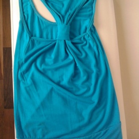 Modré tílko se stříbrným nápisem Billabong