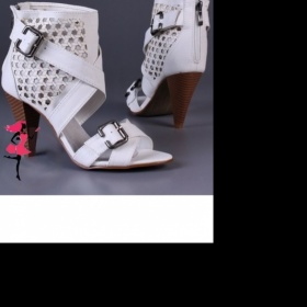 Kde v Praze sehnat kotníkové letní boty na nižším podpatku?