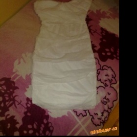 Vhodnost bílých šatů na svatbu jako host