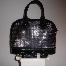 Černá kabelka s kamínky, odepinatelným popruhem a přívěskem