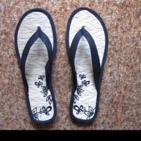 Kde sehnat "slaměné" žabky?