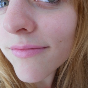 Kombinace růžové rtěnky se zrzavými vlasy