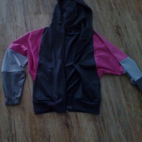 Šedorůžová mikinka s kapucí Ann Christine, hoperské rukávy