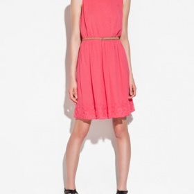 Co za boty k letním oranžovým šatům s puntíky?