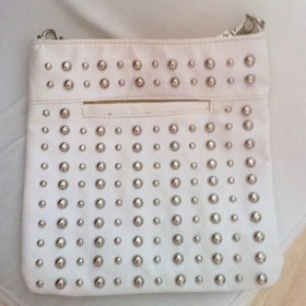 Bílá kabelka s kovovými ozdobami - foto č. 1