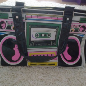 Barevná kabelka rádio