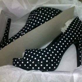 Černé lodičky peep toe s puntíky a platformou Asos