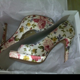 Krémové peep toe lodičky s kytičkama a platformou Asos