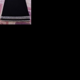 Co k černým šatům s kamínky