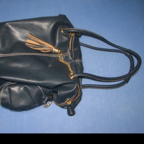 Tmavě modrá kabelka Baťa se zlatou aplikací