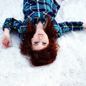 Změna z tmavě hnědých vlasů na zrzavé/červené