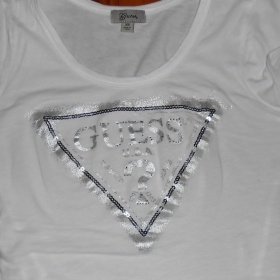 Bílé tričko se stříbrným nápisem Guess - foto č. 1