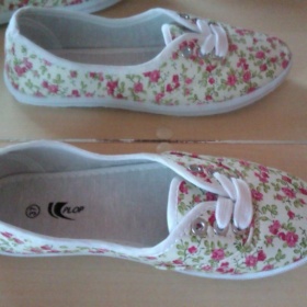 Červeno květované kecky