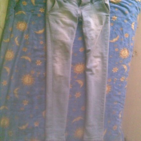 Světlé slim džíny Bershka - foto č. 1