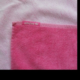 Růžovo - bílá osuška Adidas - foto č. 1