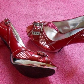 Červené lodičky s otevřenou špičkou Catwalk