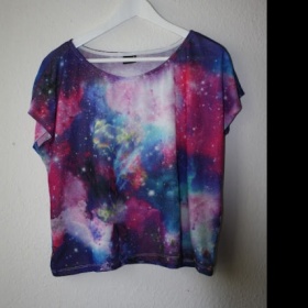 Oblečení s vesmírným potiskem