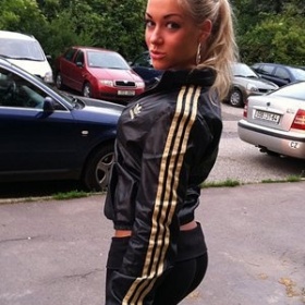 Kde sehnat tepláky, které mají ohrnutý okraj?