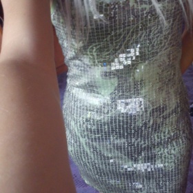 Zelené flitrované šaty