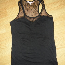 Černé tílko s krajkou Tally Weijl a vykrojenými zády - foto č. 1