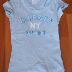 Šedé tričko s modrým nápisem Tommy Hilfiger