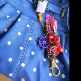 Modrá prostorná kabelka s puntíky