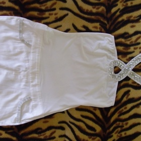 Bílé mini šaty s kameny