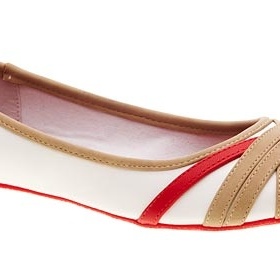 Bílé baleríny s béžovým a červeným páskem a co k nim?