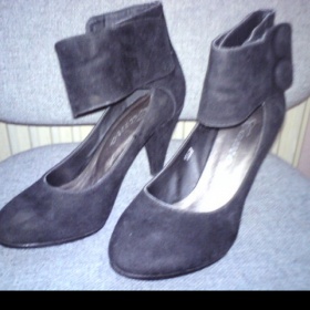 Černé semišové lodičky