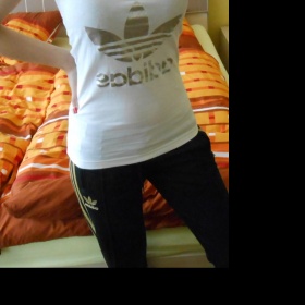 Bílé tílko se stříbrným znakem Adidas