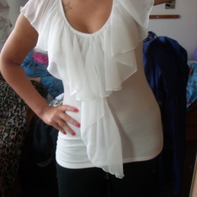 Bílé tričko s volánkem Amisu - foto č. 1