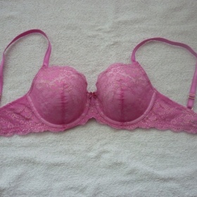 Růžová krajková podprsenka Victoriaś secret - foto č. 1