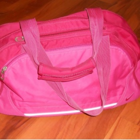 Malinově růžová sportovní taška Nike - foto č. 1