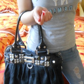 Černá kabelka s kovovými aplikacemi Guess