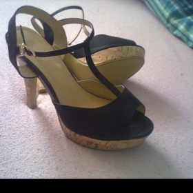 Černé letní sandálky na vyšším podpatku
