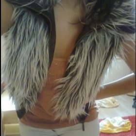 Hnědo Bílá chlupatá vesta