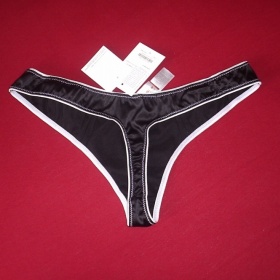 Černé kalhotky z lesklého saténu