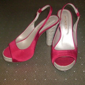 Červené boty na vysokém podpatku