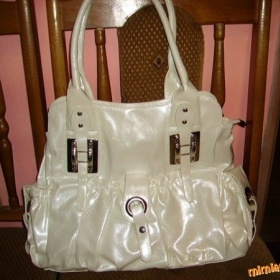 Kde sehnat perleťově bílou kabelku?