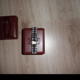 Náramkové hodinky s originál  krabičkou