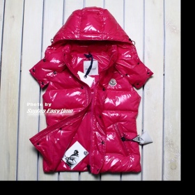 Vestička z lesklého materiálu